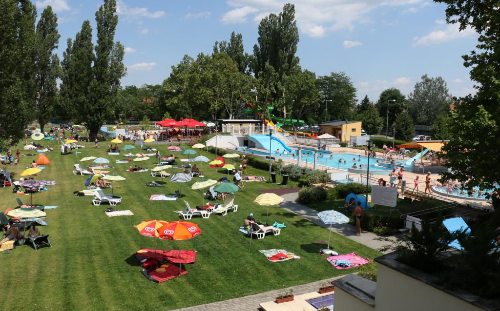 Élményelemekkel tűzdelt strand 