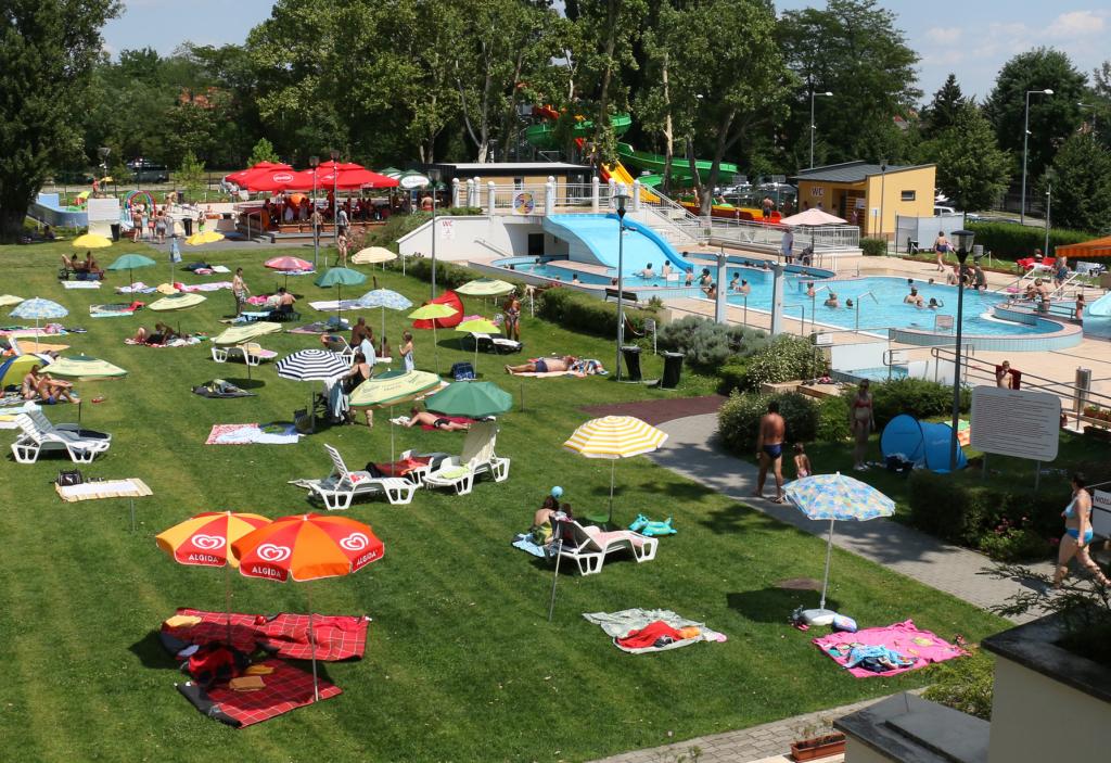 Élményelemekkel tűzdelt strand 