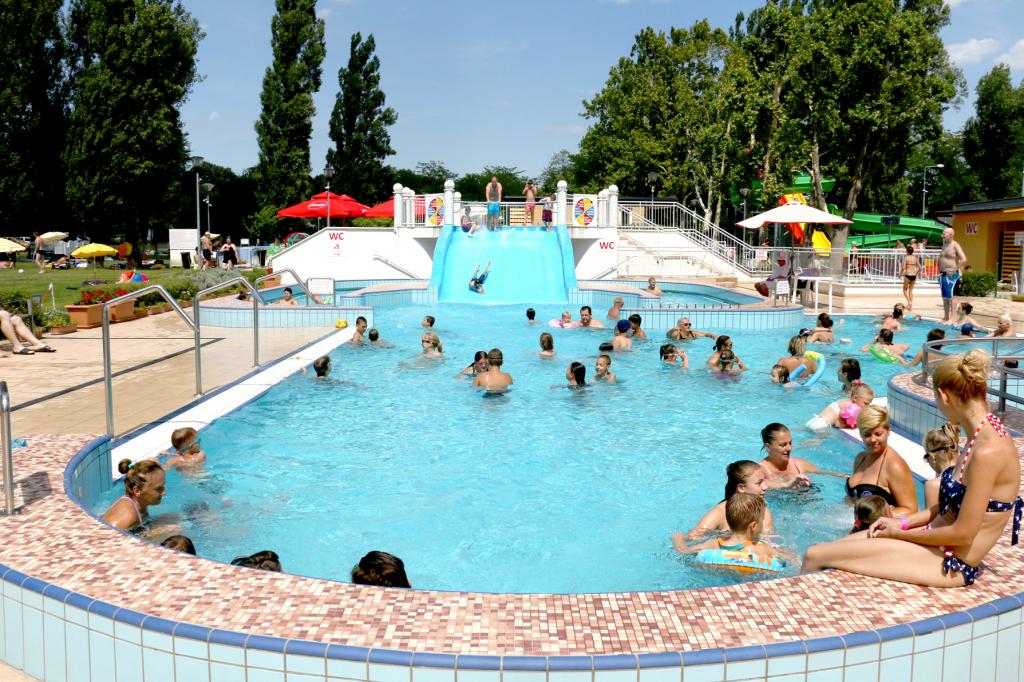 Élményelemekkel tűzdelt strand 