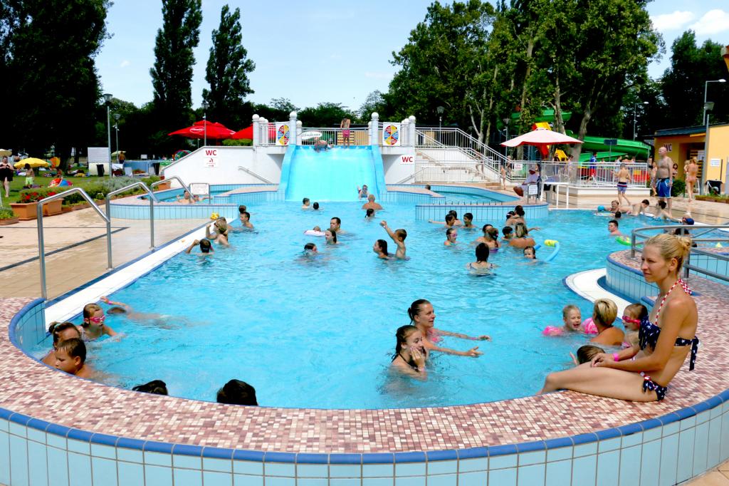 Élményelemekkel tűzdelt strand 